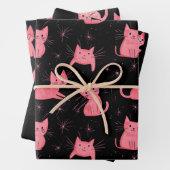 Roze kerstkatten op zwart inpakpapier vel (In situ)
