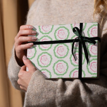  roze kerstman omlijst door een groene krans Xmas