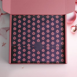 Roze kerstornamenten op paarse moderne feestdagen tissuepapier