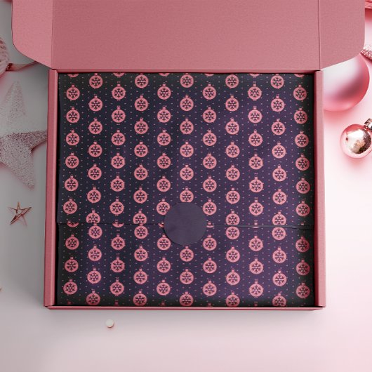 Roze kerstornamenten op paarse moderne feestdagen tissuepapier