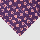 Roze kerstornamenten op paarse moderne feestdagen tissuepapier (Detail)