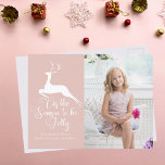 roze kerstrendierfoto's briefkaart<br><div class="desc">Een elegant wit hert loopt over de kerstwoorden Dit is de Seizoen om Jolly te zijn op deze mooie vakantiekaart. Klassieke elegantie met een  rendier over prachtige kalligrafie en je familiefoto die de voorkant van dit prachtige roze wenskaart vult. De achterkant is een tweede foto en je aangepaste bericht.</div>
