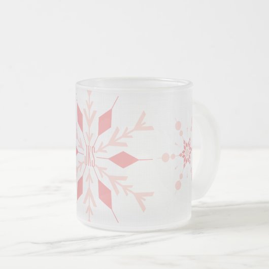 Roze kerstsnowflake met monogram matglas koffiemok (Voorkant rechts)