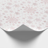  roze kerstsnowflakes op winterwit   cadeaupapier (Hoek)