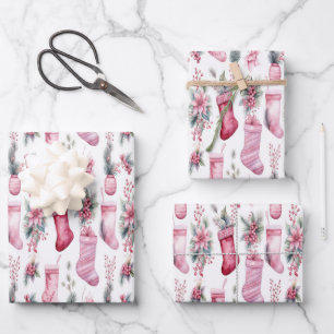Roze kerstverpakking met kousen dennentak inpakpapier vel