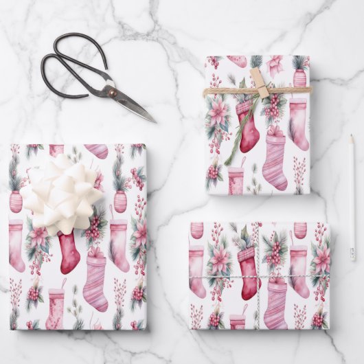 Roze kerstverpakking met kousen dennentak inpakpapier vel (Voorkant)