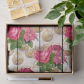 Roze kerstversieringen met roze kleuren op houtont tissuepapier (Geschenk)