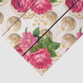 Roze kerstversieringen met roze kleuren op houtont tissuepapier (Detail)