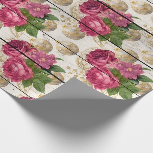 Roze kerstversieringen op hout cadeaupapier (Hoek)