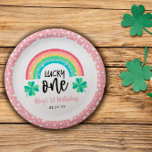 Roze klaver en regenbooggeluk een eerste verjaarda papieren bordje<br><div class="desc">Gelukkig is er een verjaardagsfeestartikel met een roze vierbladklaver en een mousserende regenboog in  kleuren. Sint Patrick's Day,  die het eerste verjaardagsfeestje was,  schreef borden in roze met een  regenboog en vier bladluiken. Roze geluksvogel op een verjaardagsfeestje papier met vier bladluiken en de naam van uw dochter in roze.</div>