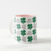Roze klaver Shamrock Pattern St. Patrick's day Tweekleurige Koffiemok (Voorkant links)