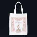 Roze Kleine Ballerina Baby shower Verjaardagsgunst Boodschappentas<br><div class="desc">Dans en draai door terwijl we onze kleine ballerina vieren! Maak van uw feestplanning een fluitje van een cent en laat de schoonheid van ballet centraal staan met ons gemakkelijk te stylen Ballet Party Decor Collectie! Dit sierlijke Ballerina Party Collectie, zal uw feest transformeren in een betoverende dansvoorstelling van pastelperfectie....</div>