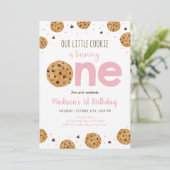 Roze kleine koekje eerste verjaardag kaart (Staand voorkant)