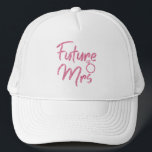 Roze kleur Toekomst Mrs Trucker Hat Trucker Pet<br><div class="desc">Mousserende roze Future Mrs Design is geweldig voor Vrijgezellenfeest of Bachelorette party,  verlovingspartijen en foto-shots. De achternaam kan gemakkelijk worden gewijzigd. Toekomstige mevrouw lettering is verkrijgbaar in 6 luitige levendige kleuren die passen bij uw kleding en kleurenthema: blauw,  goud,  zilver,  Roos goud,  Violet,  Turquoise.</div>