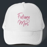 Roze kleur Toekomst Mrs Trucker Hat Trucker Pet<br><div class="desc">Mousserende roze Future Mrs Design is geweldig voor Vrijgezellenfeest of Bachelorette party,  verlovingspartijen en foto-shots. De achternaam kan gemakkelijk worden gewijzigd. Toekomstige mevrouw lettering is verkrijgbaar in 6 luitige levendige kleuren die passen bij uw kleding en kleurenthema: blauw,  goud,  zilver,  Roos goud,  Violet,  Turquoise.</div>
