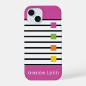 Roze kleurblok zwarte strepen monogram iPhone 15 case (Achterkant)