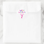 Roze Kleurrijke Sterren Meisje Happy Birthday Ronde Sticker (Tas)