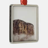 Roze klif stijgend boven wolken metalen ornament (Rechts)