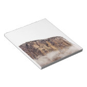 Roze klif stijgend boven wolken notitieblok (Schuin)