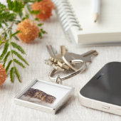 Roze klif stijgend boven wolken sleutelhanger (Zijkant)