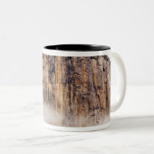 Roze klif stijgend boven wolken tweekleurige koffiemok (Voorkant rechts)