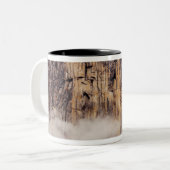 Roze klif stijgend boven wolken tweekleurige koffiemok (Voorkant links)