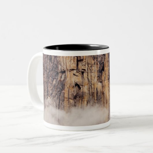 Roze klif stijgend boven wolken tweekleurige koffiemok (Voorkant links)