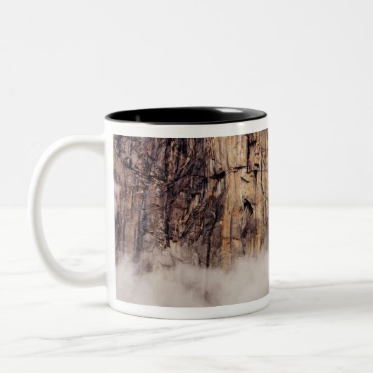 Roze klif stijgend boven wolken tweekleurige koffiemok (Links)