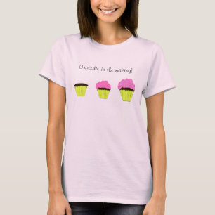 Roze koekje in de bereiding t-shirt