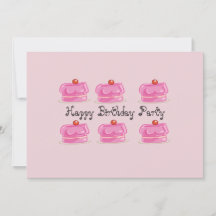 Roze koekjes op een uitnodiging voor een Birthday