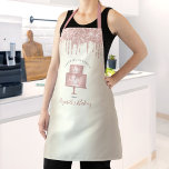 Roze koekjesbakkerij Chef Glitter Drift Script Gol Schort<br><div class="desc">Hier is een wonderlijke manier om het plezier van het bakken toe te voegen. Voeg extra glans toe aan je culinaire avonturen wanneer je dit elegante, verfijnde, eenvoudige en moderne schort draag. Een dunne, roos gouden 2 laagtaart, handgeschreven kalligrafie van het kalligrafische manuscript typografie en glitter drupt bedekking een faux...</div>