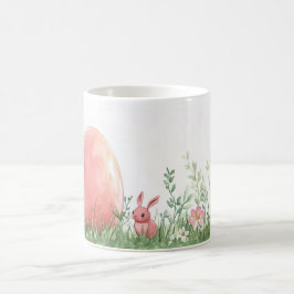 Roze konijn en paasei in bloemenweide – pastel koffiemok