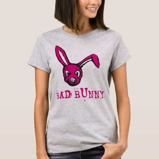 Roze konijn is een "Bad Bunny" T-shirt (Voorkant)