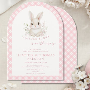 Roze Konijn met Geruite Boog Baby Shower Kaart