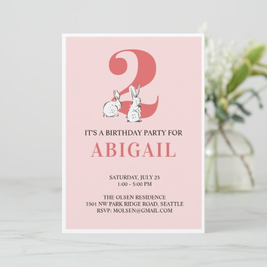 Roze konijn tweede verjaardag uitnodiging (Staand voorkant)