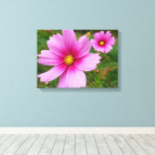 Roze kosmos bloemen canvas afdruk (Insitu (Houten vloer))
