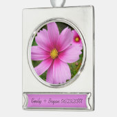 Roze kosmos bloemen verzilverd banner ornament (Links)