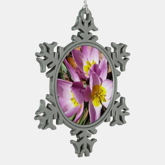 Roze krokodilentekoraal tin sneeuwvlok ornament (Links)