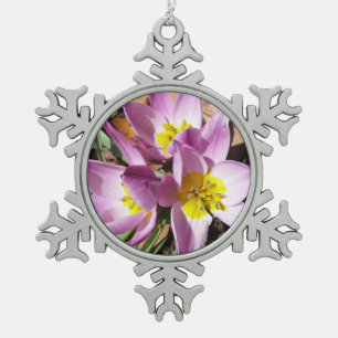 Roze krokodilentekoraal tin sneeuwvlok ornament