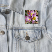 Roze krokodilentekoraal vierkante button 5,1 cm (In situ)