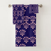 Roze kronen donkerblauw bad handdoek (Insitu)