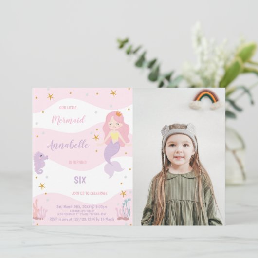 Roze Kroon Zeemeermin Verjaardag Uitnodiging met F (Staand voorkant)