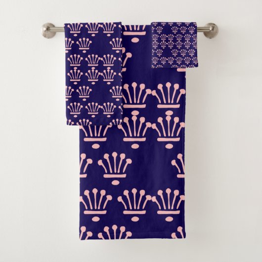 Roze Kroontjes Donkerblauw Bad Handdoek (Insitu)