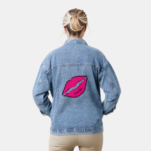 Roze kus lippen gepersonaliseerd denim jacket (Model)
