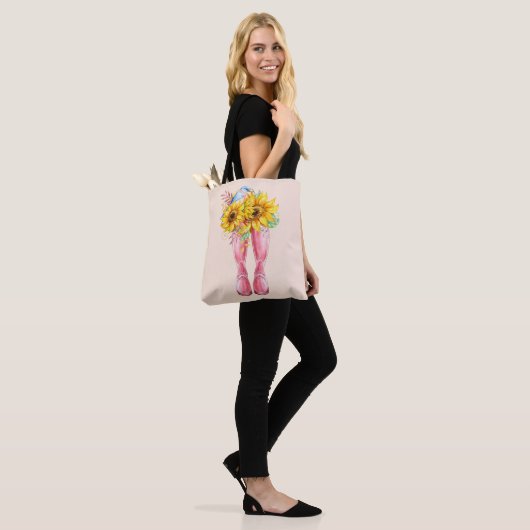 Roze laarzen, blauwe vogel en zonnebloemen tote bag (Op model)