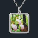 Roze Lady Slipper wild Orchid Zilver Vergulden Ketting<br><div class="desc">Roze Lady Slipper wild-orchidee Foto van Sandy Closs,  genomen bij Lake Arrowiad Ga. Licht roze slippervorm met donkerdere roze aderen. Gevonden wild groeien in de bossen,  onder enkele pijnbomen roze bloemorchideeën bloemfloraalbloemigen bruiloft natuur sympathie lentebos roos</div>