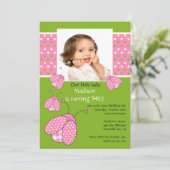 Roze ladybug Foto Birthday Invitation Kaart (Staand voorkant)