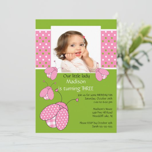 Roze ladybug Foto Birthday Invitation Kaart (Staand voorkant)