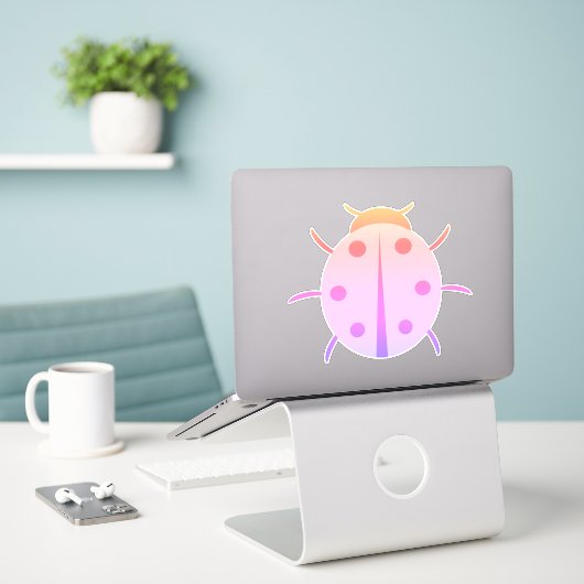 Roze Ladybug Sticker (Laptop op bureau)