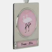 Roze lamingos met naam en datum verzilverd banner ornament (Rechts)